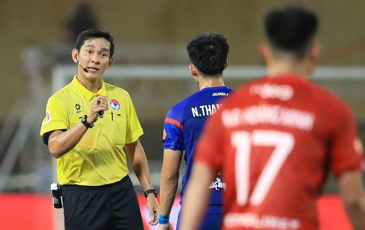 Trọng tài V-League bị treo còi sau sai lầm dù đã xem VAR: Cơ hội để người hâm mộ theo dõi lại trận đấu qua NOHU90 - hình ảnh - nohu90bet.vip