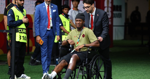 Tiền đạo Canada xuất hiện trên xe lăn sau chấn thương kinh hoàng, FIFA phạt nguội sao Qatar - hình ảnh - nohu90bet.vip Tiền đạo Canada xuất hiện trên xe lăn sau chấn thương kinh hoàng, FIFA phạt nguội sao Qatar - hình ảnh - nohu90bet.vip