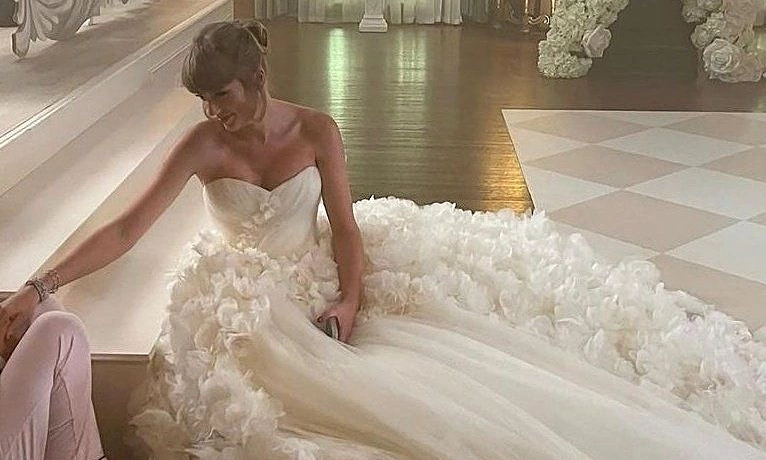 Taylor Swift diện đầm cưới Dior trong hôn lễ – Cập nhật tin giải trí hot cùng NOHU90 - hình ảnh - nohu90bet.vip Taylor Swift diện đầm cưới Dior trong hôn lễ – Cập nhật tin giải trí hot cùng NOHU90 - hình ảnh - nohu90bet.vip